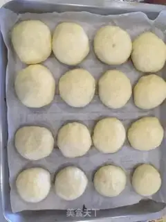 Make The raisin buns are squeezed step 5