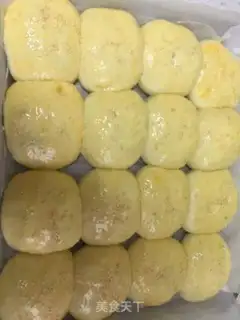 Make The raisin buns are squeezed step 6
