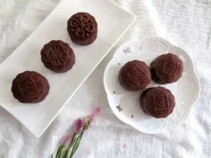 Make Chocolate cranberry moon cake step 14