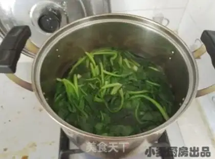 Make Spinach with mushroom sauce step 1