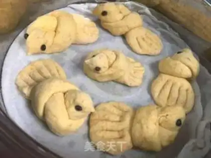 Make Pumpkin milk pigeon buns step 1