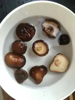 Make Dry bean mushroom congee step 0
