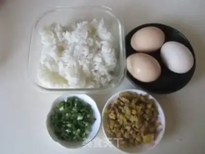 Make Eggs and rice step 0