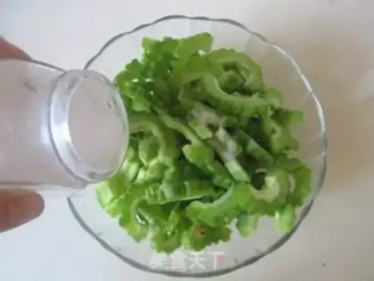 Make Scrambled eggs step 1