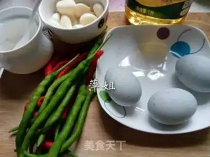 Make Chili with leather eggs step 1