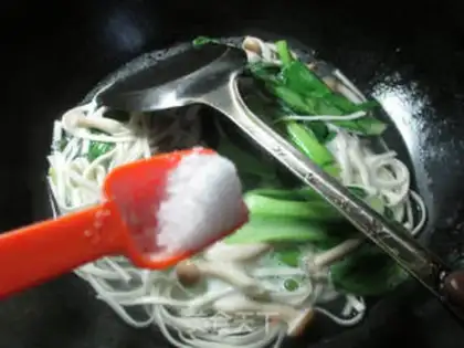 Make Crab mushroom soup noodles step 3