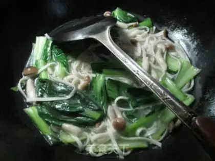 Make Crab mushroom soup noodles step 4