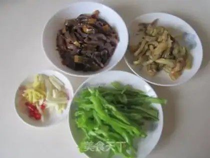 Make The green peppers, the fried silk step 0