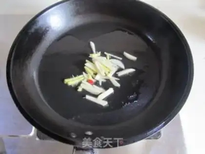 Make The green peppers, the fried silk step 1