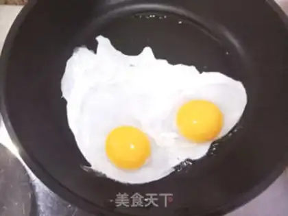 Make Pyramid fried eggs step 1