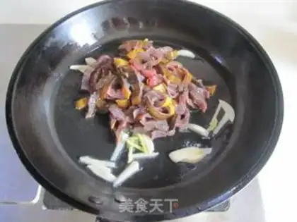 Make The green peppers, the fried silk step 2