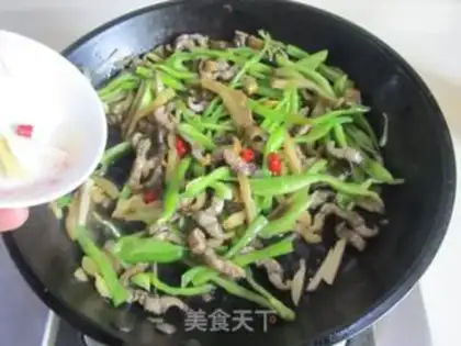 Make The green peppers, the fried silk step 7