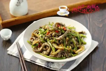 Make The green peppers, the fried silk step 8