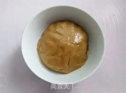Make walnut date mooncake step 2