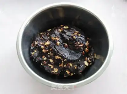 Make walnut date mooncake step 4