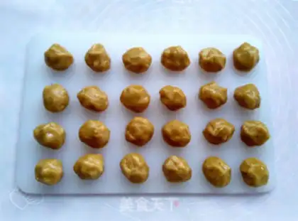 Make walnut date mooncake step 6