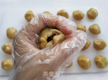 Make walnut date mooncake step 8