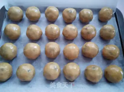 Make walnut date mooncake step 9