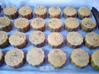Make walnut date mooncake step 11