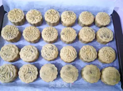 Make walnut date mooncake step 13
