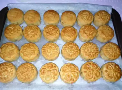 Make walnut date mooncake step 14