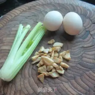 Make Celery greasy eggs step 0