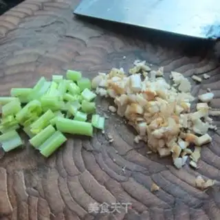 Make Celery greasy eggs step 1