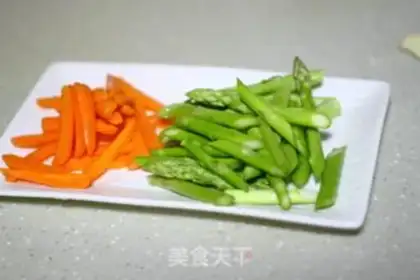 Make Carrot, fried eggs step 1