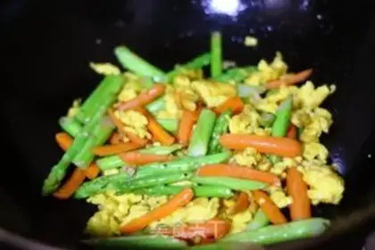 Make Carrot, fried eggs step 8