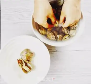 Make The taro is a manicure step 1