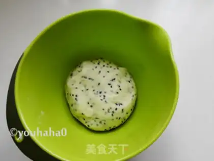 Make Black sesame sesame potatoes step 3