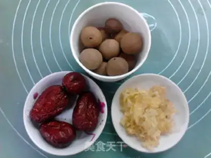 Make A silver spoon with red dates step 0