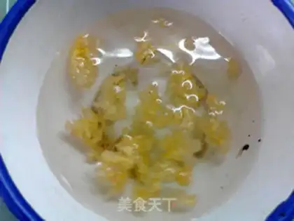 Make A silver spoon with red dates step 1