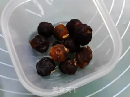 Make A silver spoon with red dates step 2