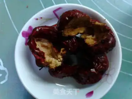 Make A silver spoon with red dates step 3