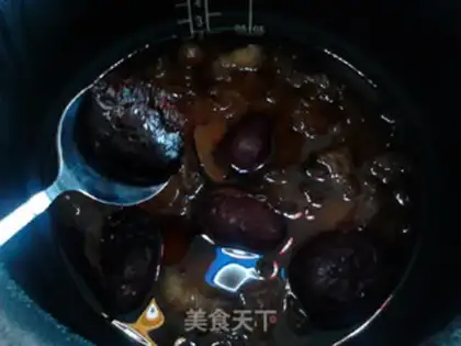 Make A silver spoon with red dates step 9
