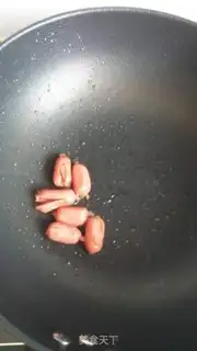 Make Red sausage fried eggs step 2