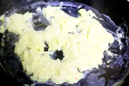 Make American fried eggs step 4