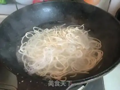Make Curry curry and pork noodles step 3