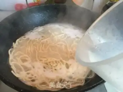 Make Curry curry and pork noodles step 4