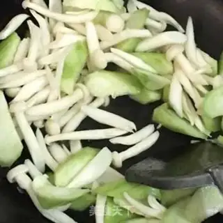 Make Seafood mushroom silk fan soup step 1