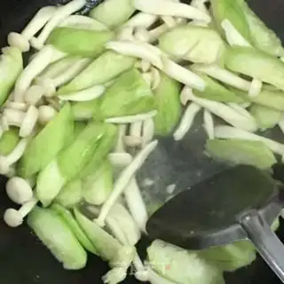 Make Seafood mushroom silk fan soup step 2