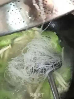 Make Seafood mushroom silk fan soup step 3