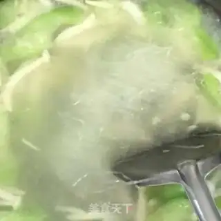 Make Seafood mushroom silk fan soup step 4