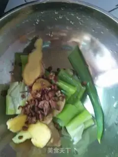 Make Clear the pig hoof soup step 2