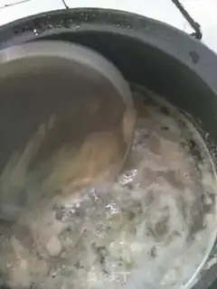 Make Clear the pig hoof soup step 3