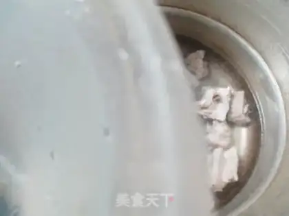 Make Porridge of rice in eggs and ribs step 2