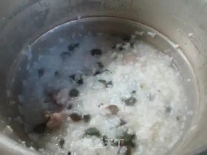 Make Porridge of rice in eggs and ribs step 10
