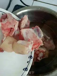 Make Sea hog hoof soup step 1