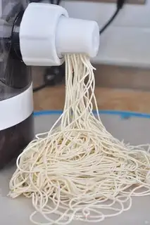 Make Five flowers with spicy noodles step 4